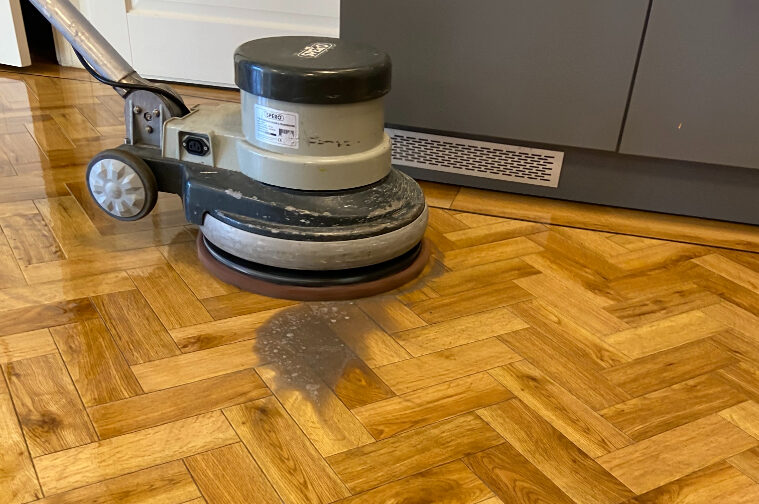 Specialist brengt 2KPU coating gelijkmatig aan