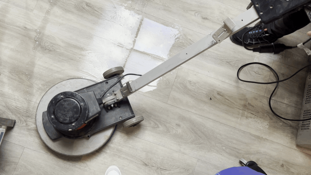 PVC Schrobben – Grondige Reiniging voor een Hygiënische PVC Vloer 3 PVC Schrobben voor een stralend schone vloer